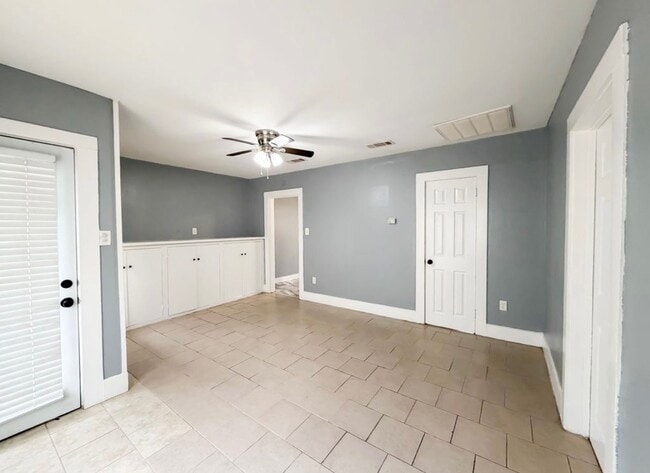 Photo - 2323 Spain St