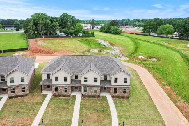 Building Photo - Stylish 4BR Townhome Living in the Heart o...