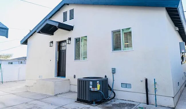 Building Photo - 2203 N Brighton St Rental