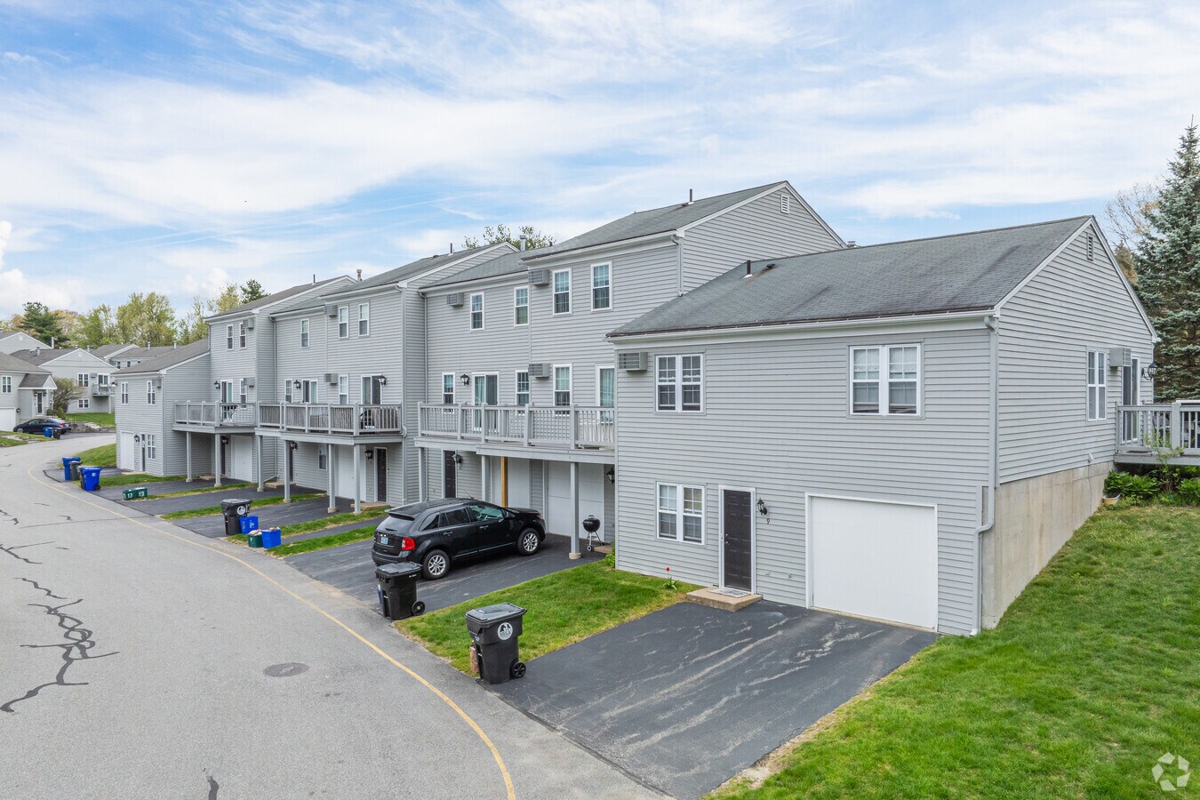 565 Quaker Ln West Warwick, RI 02893-2159 - Greenwich Estates Apartments