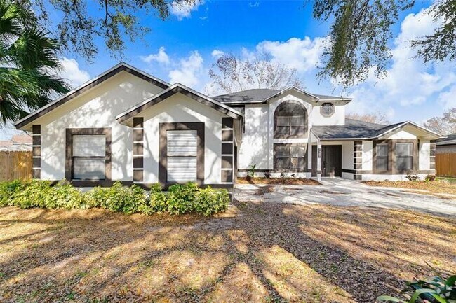 Building Photo - Beautifully Renovated 4/2.5 Pool Home with...