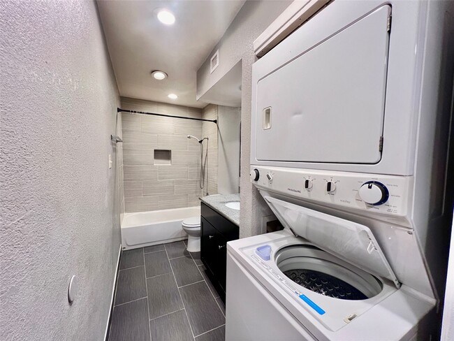 Building Photo - 10047 Westpark Dr