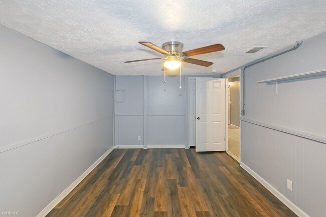 Photo - 2 br, 1 bath Triplex - 5121 Hamby Road 2