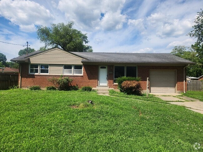 Building Photo - Beautiful 3 bedroom 1 bath with attached g... Rental