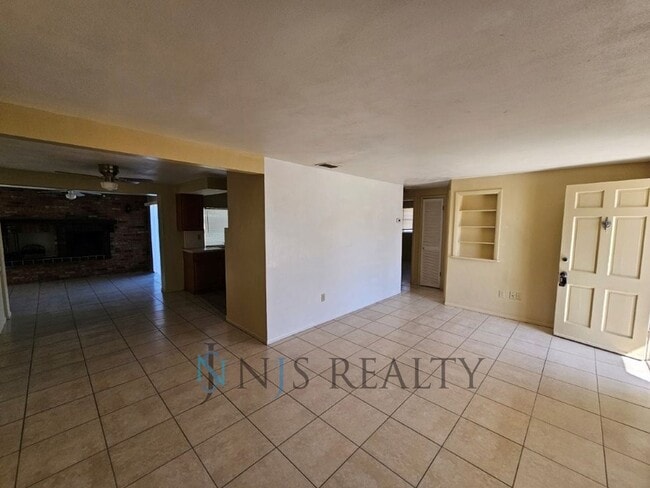 Photo - True 2/1.5/1 with FIREPLACE, fenced yard and all tile flooring throughout!