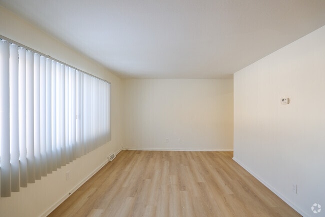 2BR, 1BA - 1030SF - Living Room