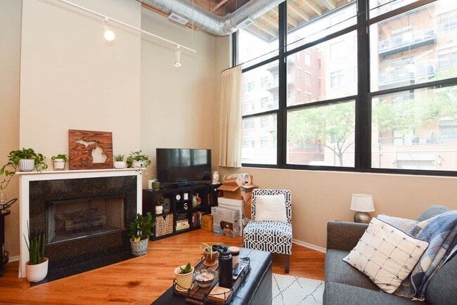 Building Photo - 226 N Clinton St Unit J01P