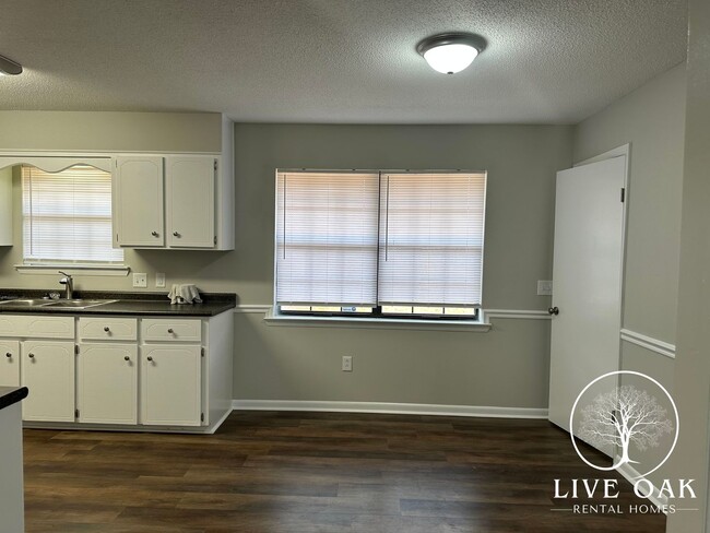 Photo - 706 Robin Hood Dr