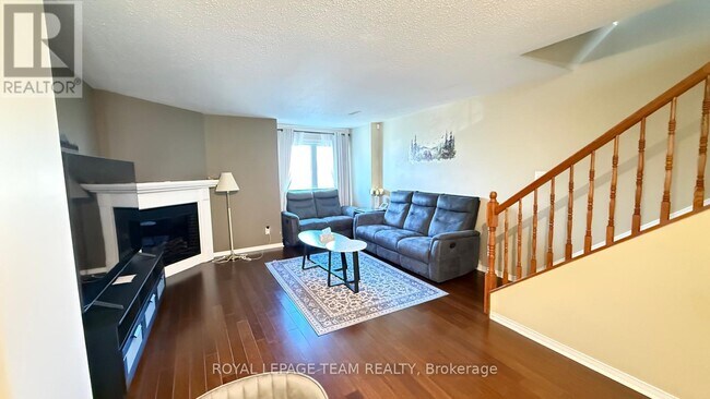 Photo - 390 Crownridge Dr
