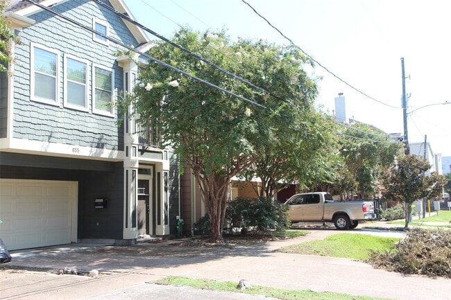 Building Photo - 855 W 25th St Rental