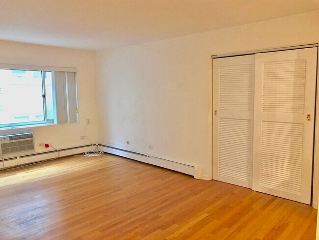 Photo - 526 W Roscoe St Unit 1B