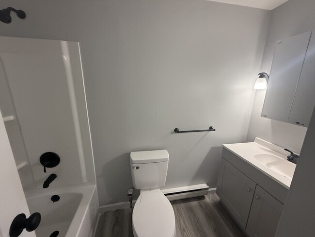 2 Bed/1.5 Bath TH Main Bathroom - Fountainview West