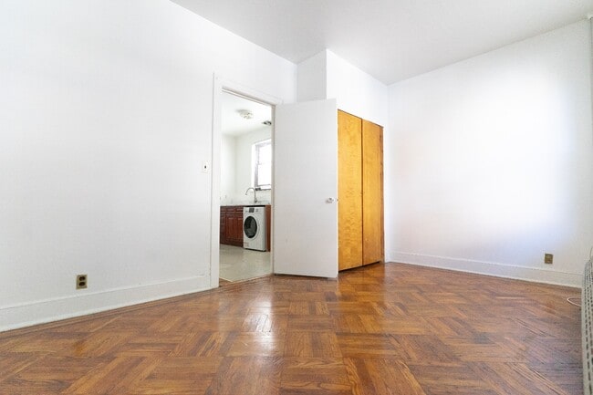 Building Photo - 34-27 43rd St Rental