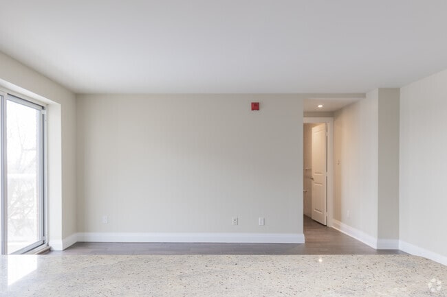 1BR, 1BA - 450SF - Living Room - 508 Mohawk