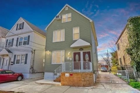 Building Photo - 48-48 Washington Pkwy Unit 1 Rental