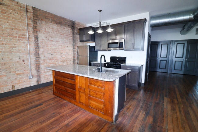 Building Photo - 2611 Short Vine St Rental