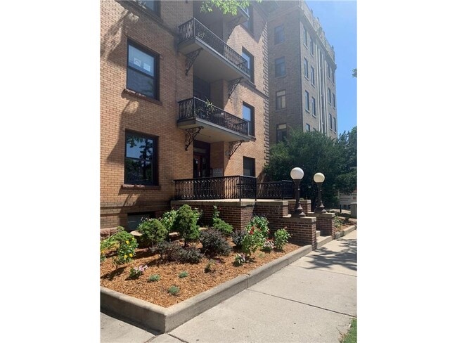 Building Photo - 1401 Willow St Unit 8