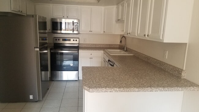 Kitchen - 7910 E Camelback Rd Unit 301