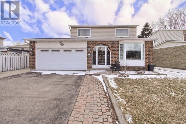 Photo - 243 Centre St N