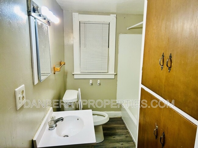 Photo - 457 Parker Ave Unit Upper