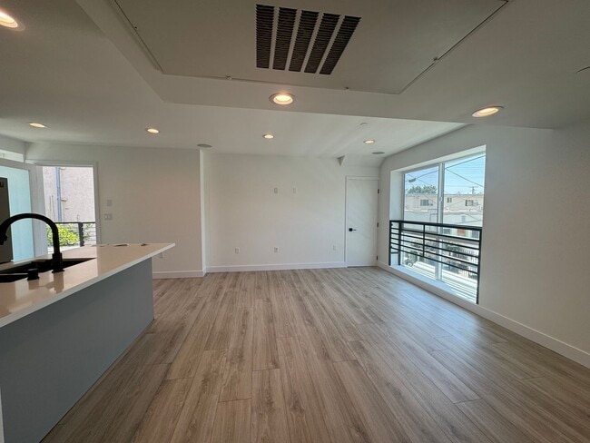1127 N Virgil Ave