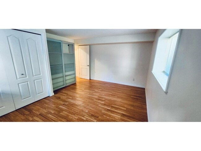 Photo - 2255-2124 124 St