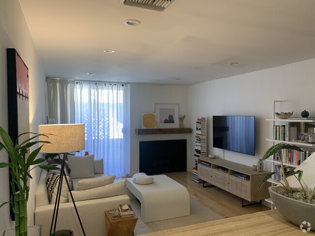 Building Photo - 740 N Kings Rd Unit Apt. 314