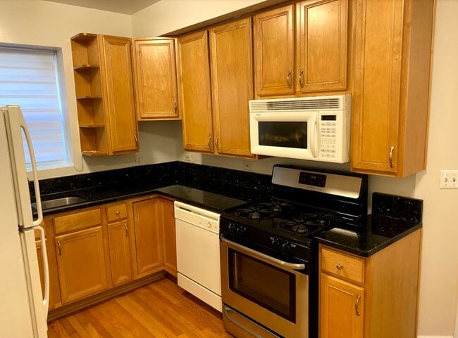 Building Photo - 6305 N Claremont Ave Unit 2