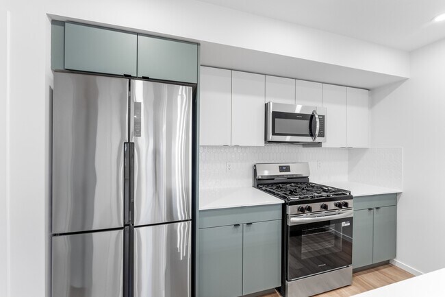 Photo - 12327-12107 107 St NW