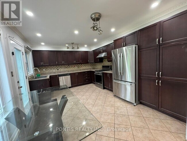 Photo - 72 Rowland St