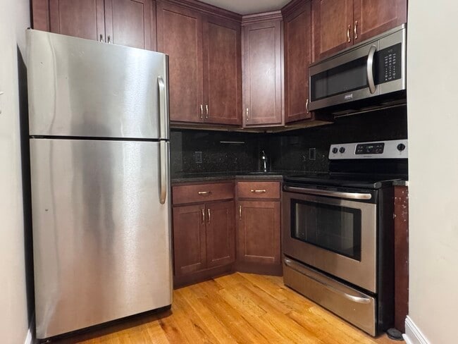 Building Photo - 200 Kelton St Unit 11