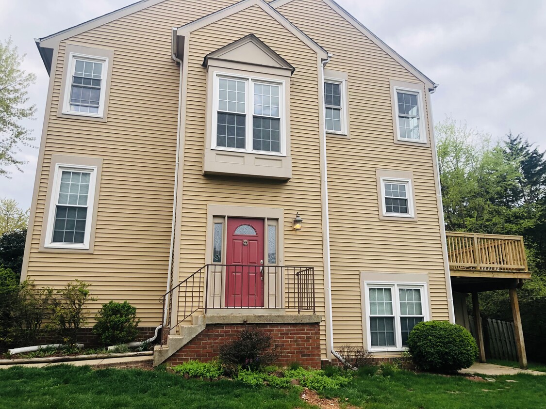 Basement apartment located in this town house - 46808 Trumpet Cir (Sterling, VA)