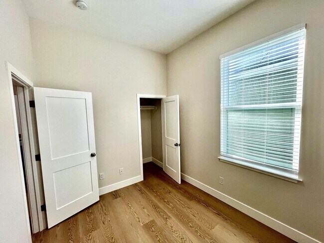 Photo - SPECTACULAR, COMPLETELY RENOVATED 2 BED/1 BATH FULLY!!! Unidad 1559