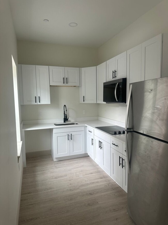Building Photo - ACCESSIBLE and Renovated 1 Bedroom Apartment Unit 103