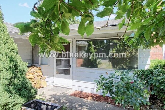 Building Photo - One Month Free Rent with 12 Month Lease: 2... Rental