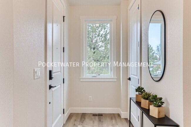 Photo - 1331 Baker St