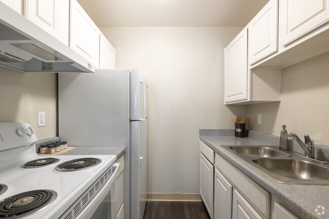 1BR, 1BA - 533SF - Kitchen - Forest Manor