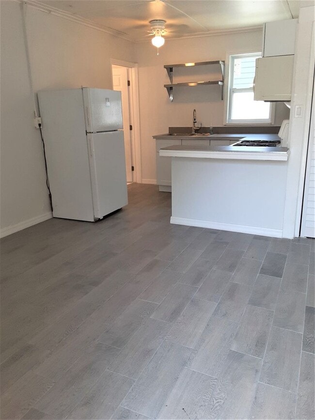 Photo - Annual unfurnished 2/1 SFH with newer kitc...