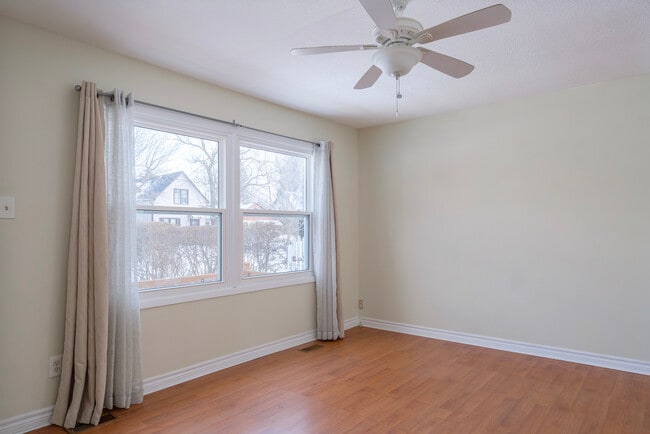 Photo - CUTE 2BD BUNGALOW IN ESTABLISHED EAST LONDON NEIGHBOURHOOD.