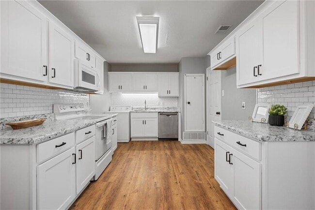 Photo - 552 Tamworth Ct