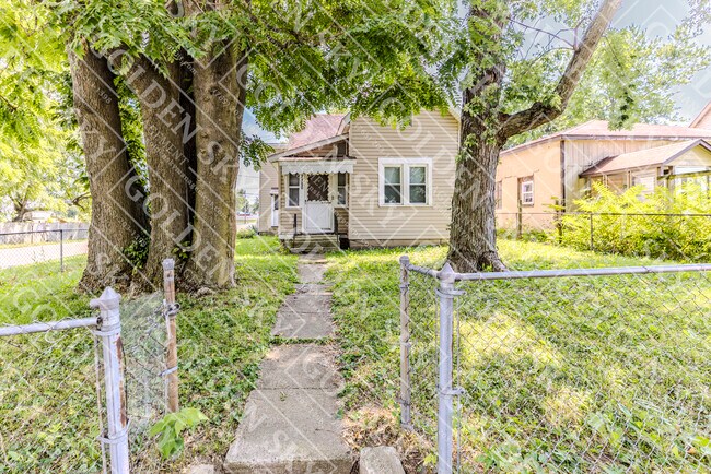 Building Photo - 2900 S Elm St Rental
