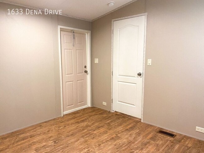 Photo - 1633 Dena Dr