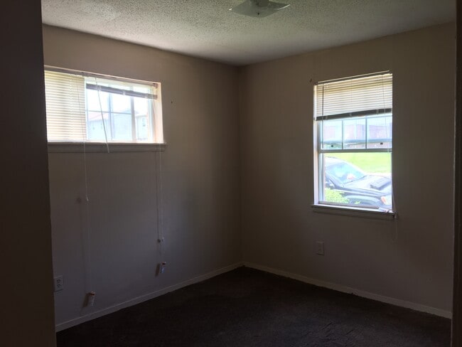 Photo - 2563 Peres Ave