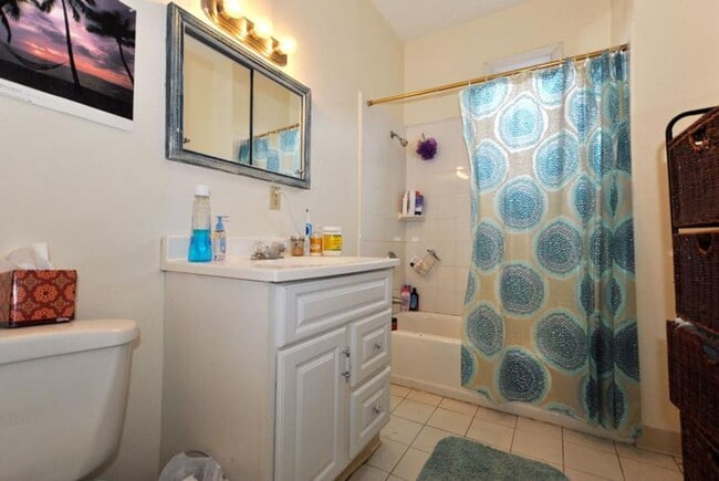 Photo - Huge 4 bed unit in the heart of Oak Square!