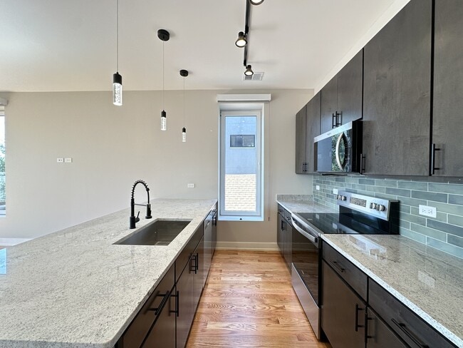 Photo - 2100 W 18th Pl Unit 203