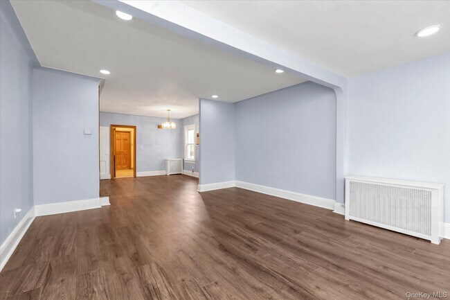 Photo - 71-39 Nansen St
