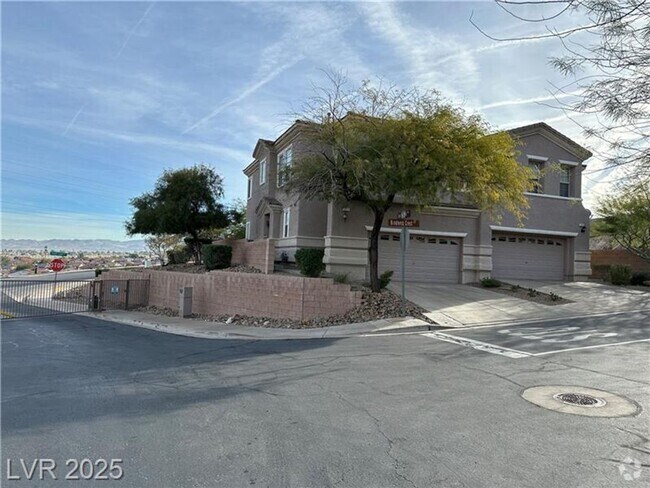 Building Photo - Beautiful 3 bedroom w loft 2.5 bath townho...
