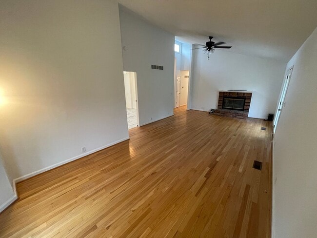 Photo - Beautiful Home Large Garage Highly Desired For Rent