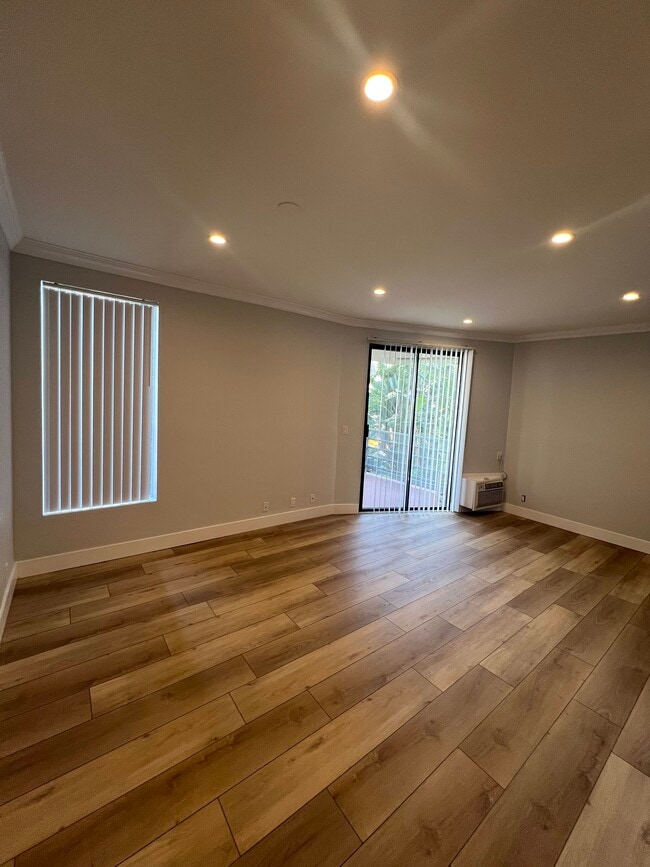 Photo - 2107 N Beachwood Dr Unit #101