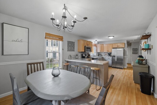 Building Photo - 131 Forest Hill Way